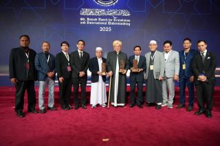 Congratulations to Professor Arun Boonchom, the Chulalongkorn University Rector, Professor Amnuay Photikrajeng, and the Association of Former Arab Students on receiving the Sheikh Hamad Award for Translation 2025.